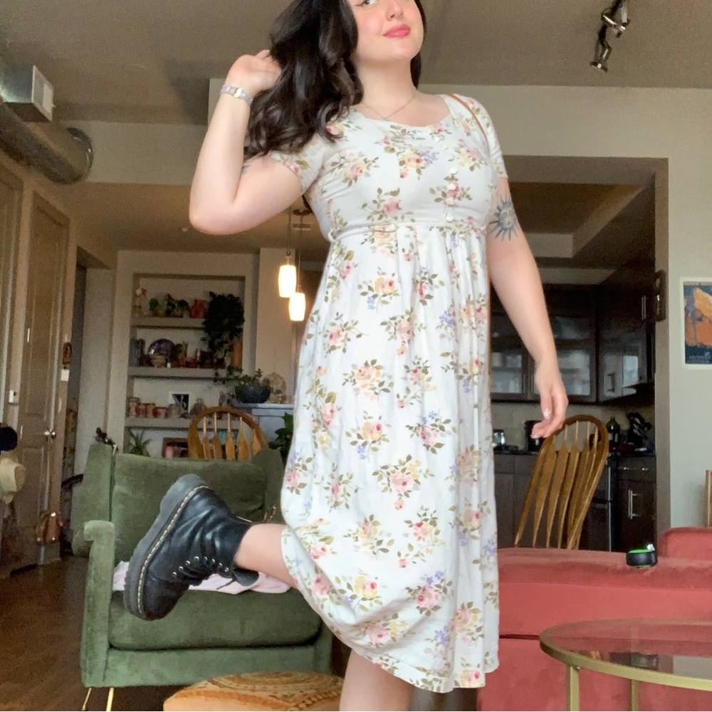 Beautiful long vintage floral dress in a delicate cream color 🌻🪻🌷